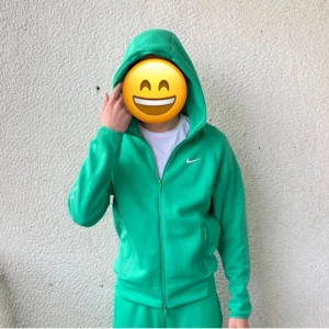 Nike tech - Säljer ett par gröna mjukisbyxor och zibhoodid från Nike NOCTA-kollektionen. Byxorna har resår och snörning i midjan, raka ben och vita loggor på benet. Sköna och stilrena, perfekta för chill eller träning.