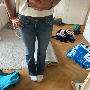 Blå lowwaist bootcut jeans från Armani!❣️ - SÅ snygga lowwaist bootcut jeans från Armani! 😍Sitter jättebra och har inga defekter, tyvärr för små för mig.😓. 