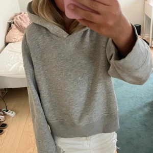 Grå hoodie - Säljer den här gråa hoodien från zara i storlek S💕