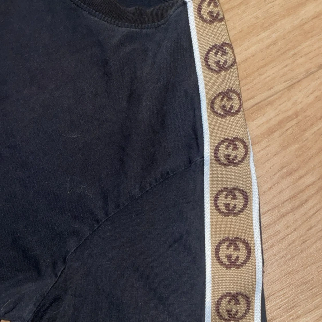 Svart G.G t-shirt med logoband - 2