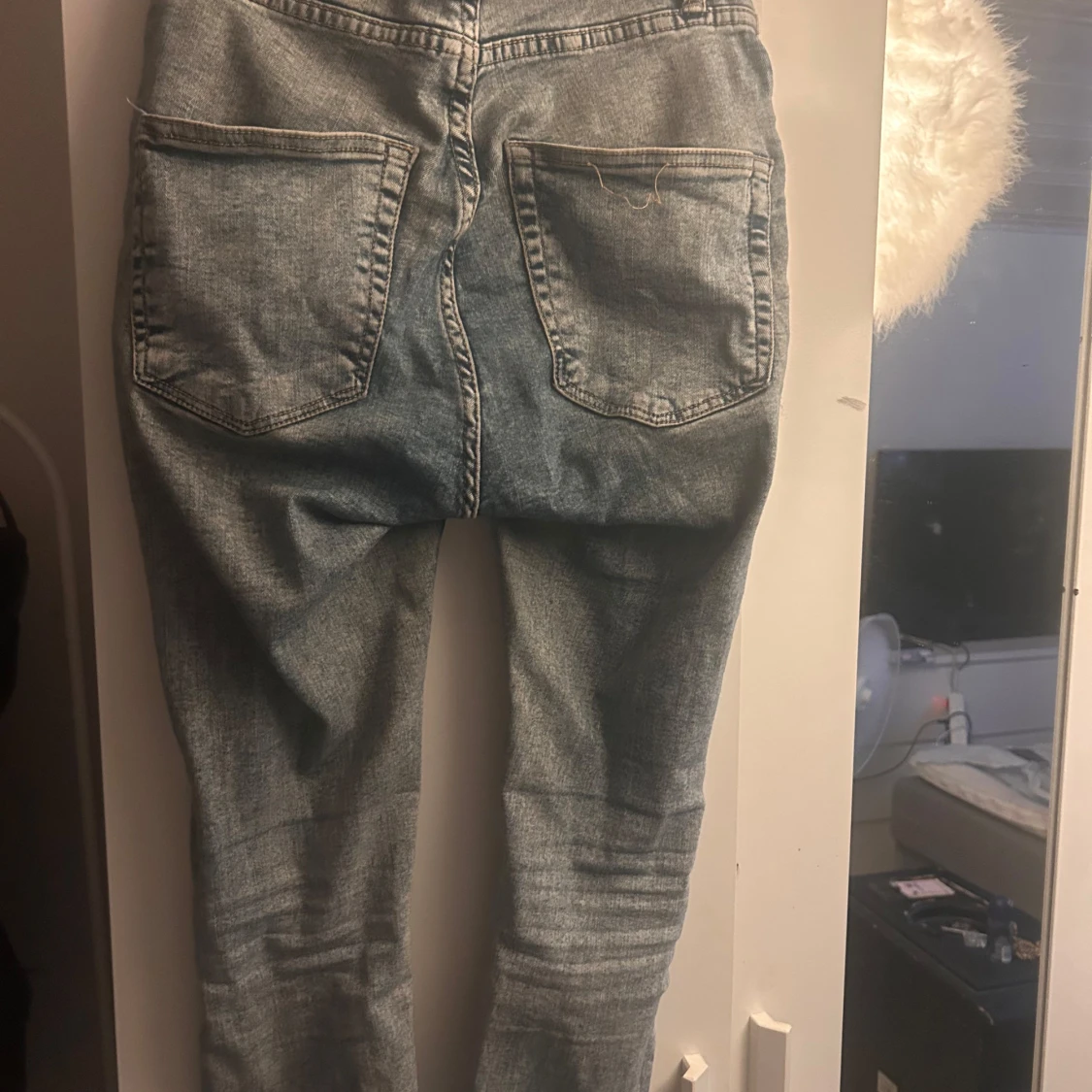 Ljusgrå skinny jeans med råa kanter - 3