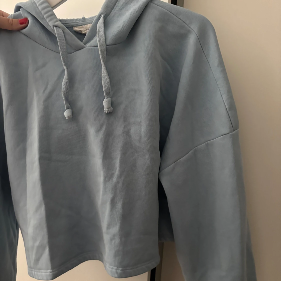 Ljusblå hoodie med huva och snörning - 1