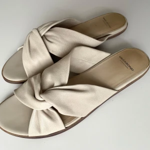 Vagabond slip in sandaler i läder - Eleganta, bekväma, beige sandaler i läder. Använda ett fåtal gånger. Passar även storlek 41