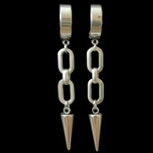 Silvriga kedjeörhängen med spikes - Snygga örhängen i silverfärg med kedjelänkar och spetsiga spikes längst ner. De har en cool och edgy vibe, perfekta för att lyfta din stil. Hängande modell som ger ett statement till din look.