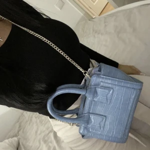 Väska zara - Väska från zara som aldrig kommit till användning, därav prislappen kvar!! Nypris 259kr, mitt pris 150kr 💓