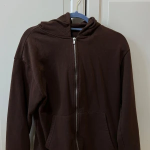 Brun hoodie med dragkedja  - Mysig brun hoodie från 157 i storlek XS. Tröjan har huva, hel dragkedja framtill och två stora fickor. Sjukt snygg, men använder inte!