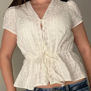 Vit blus - Vit blus/topp ifrån indiska, använd ca 2 gånger och inga defekter❤️kan sänkas i pris vid snabbt köp!!