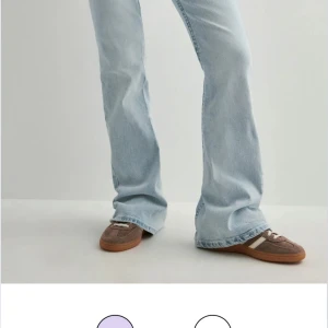 Blå lågmidjade jeans, true religion - Hejsan, säljare dessa jätte fina true religion jeans som jag har haft en gång. Jag köpte de från nellys hemsida, orderbekräftelse skickas vid förfrågning💕De är i väldigt gott skick och modellen heter ”HSAPPLIQUE JOEY LR FLARE FLAP” Bara att skriva om ni undrar något🫶🏻