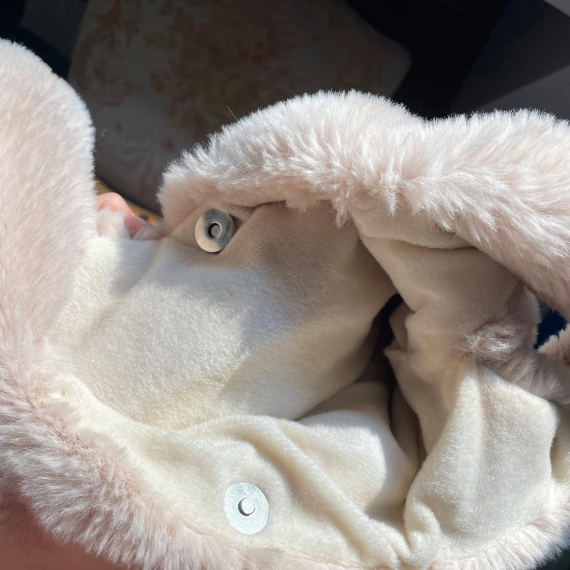 Beige fluffig axelväska i fuskpäls - 2