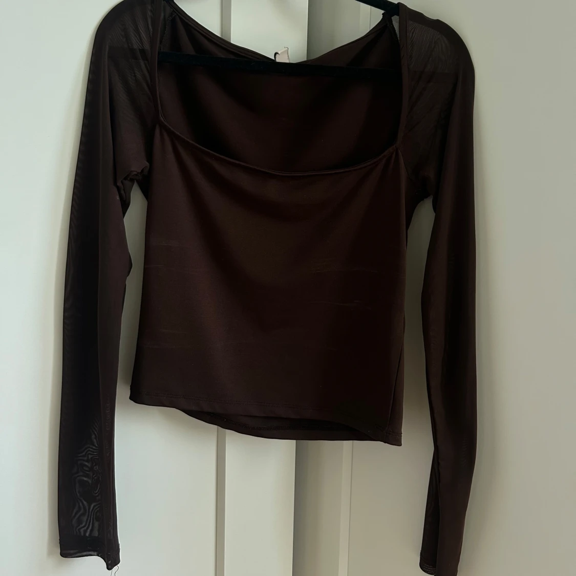 Brun mesh topp från Nelly