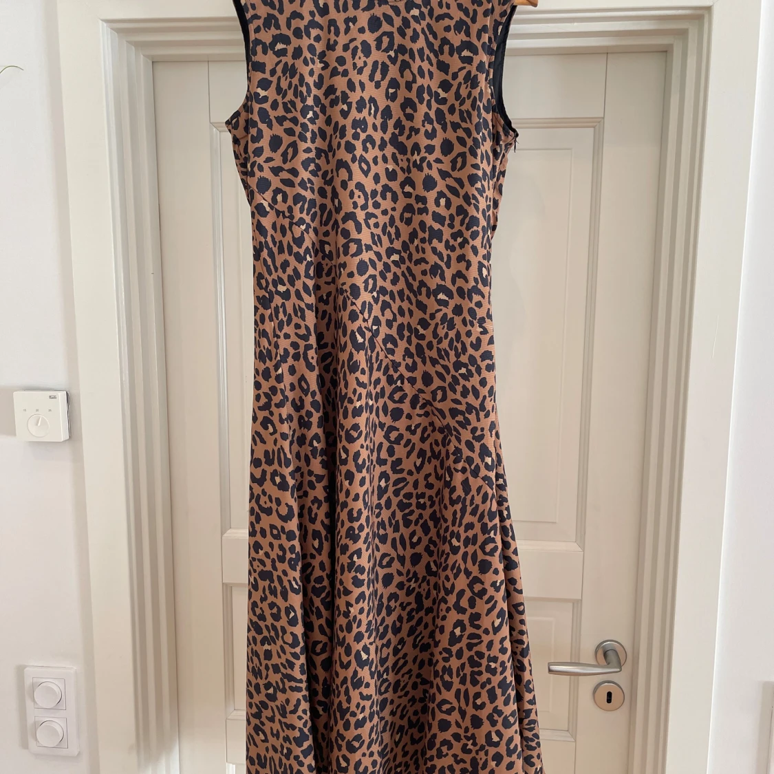 Ärmlös leopardmönstrad långklänning Mint & Berry köpt i London 