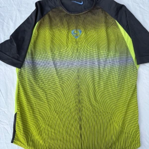 Vintage 90s 00s Nike t-shirt  - Vintage nike t-shirt från 90/00-talet. Tröjan har inga defekter förutom att tvättlappen i nacken är bortriven(se bild)