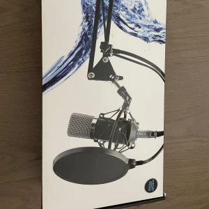 Gaming/streaming mikrofon  - Jag säljer en Gaming mikrofon som man kan använda till streaming och podcasts. Jag säljer den för att jag fick en ny i födelsedagspresent. Den fungerar jättebra