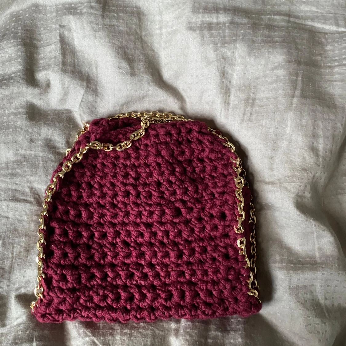 Vinröd virkad axelväska med guldkedja - 1