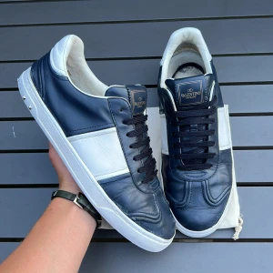 Valentino flycrew  - Sjukt feta valentino flycrew i size 43! Navyblå ! Skick 7/10 lite släppt på sidan vilket är super vanligt på dessa skor. Dustbag ingår vid köp! Hör av dig vid minsta lilla fundering 🤩