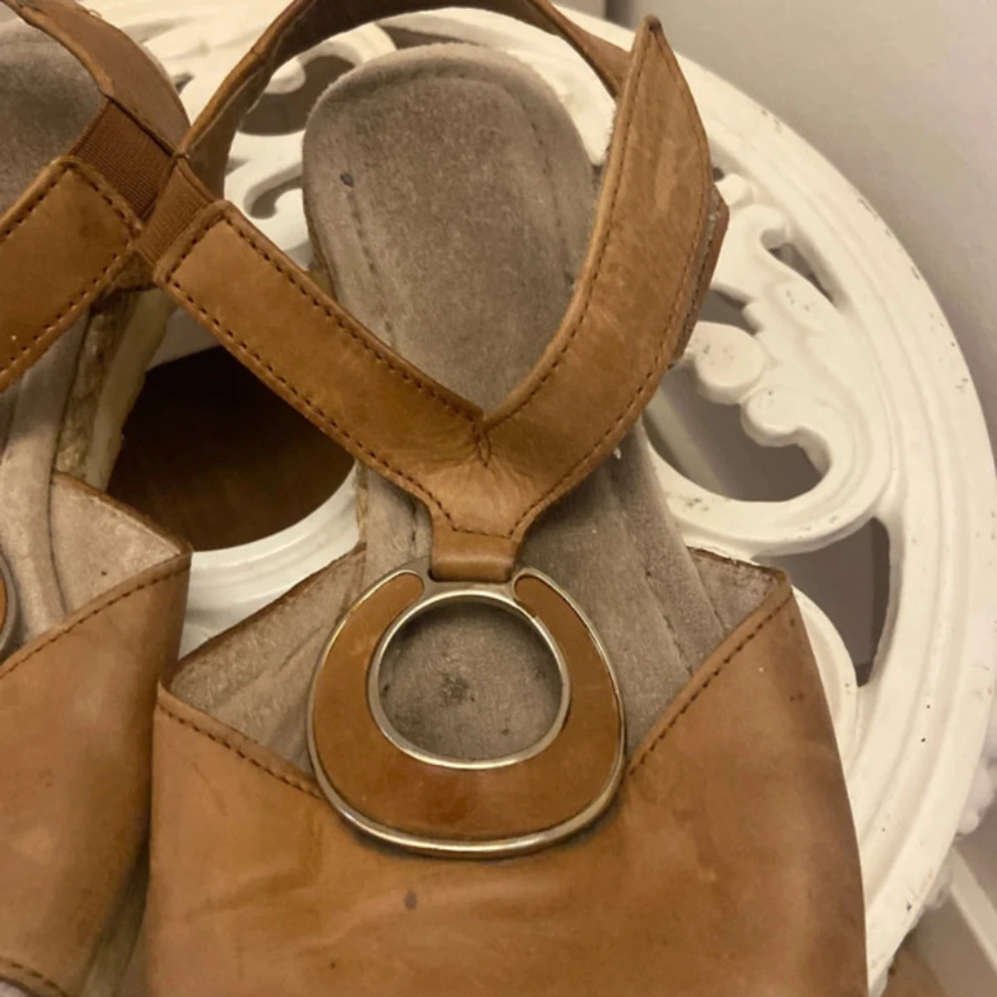 Bruna sandaler från Gabor med ringdetalj - 1