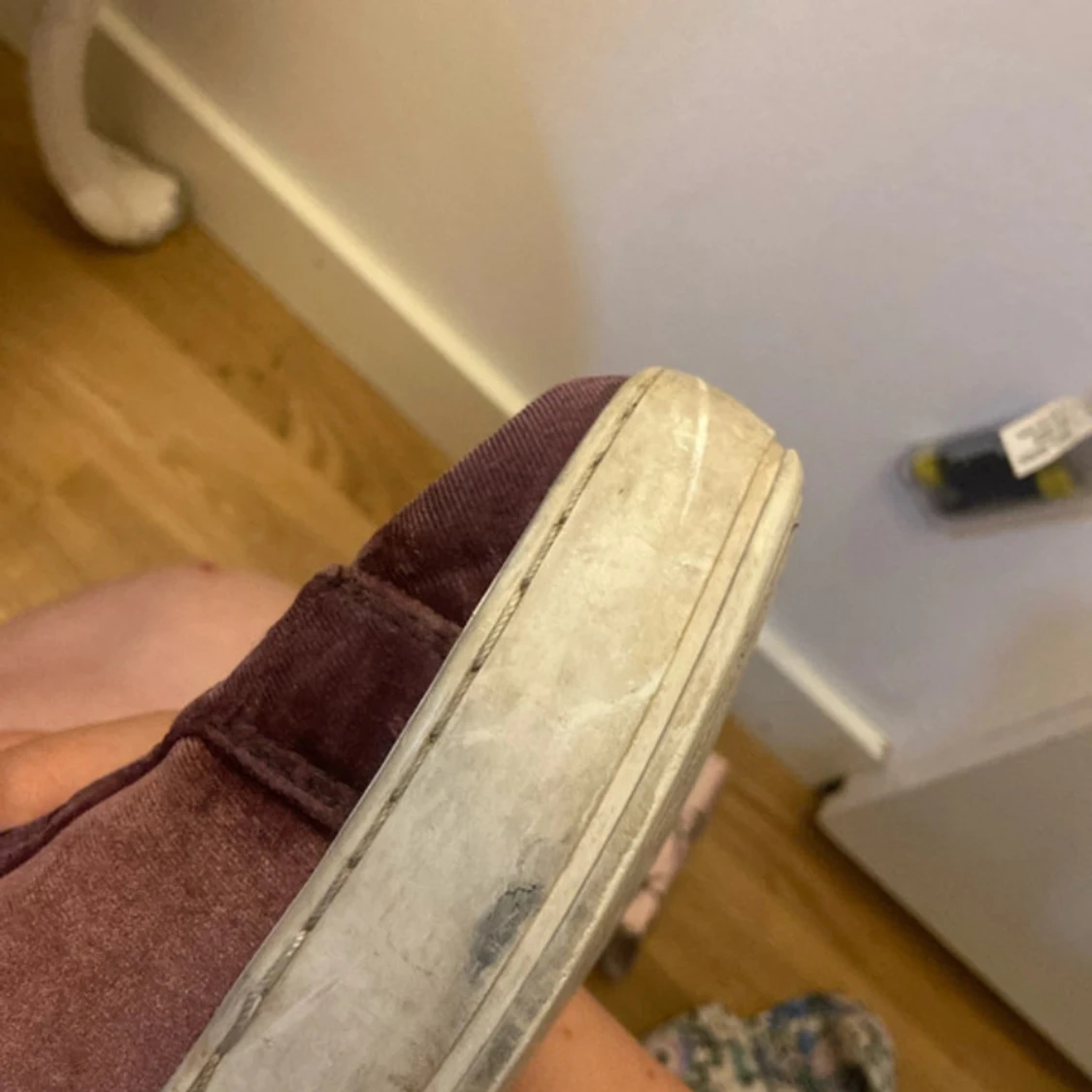 Vinröda sneakers i sammet, strl 37 - 4