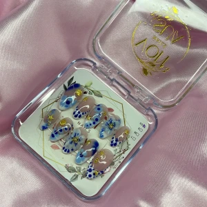 BlueDrip (XS);Medium Almond - Handmålade press on naglar, med french och andra detaljer. Handgjorda 3D blommor, med andra guld dekoration inspirerade av havet och snäckor/sjöstjärnor. Dessa är i storlek XS: 14 mm, 11 mm, 11,5 mm, 10 mm, 8 mm 
