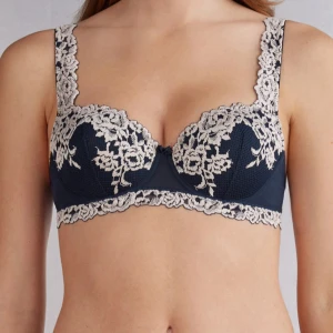 Mörkblå bh med broderi - Superfin mörkblå bh med ljusa spetsdetaljer och broderade blommor. Bh  har breda axelband och vacker kant i spets längs både byst och band. Perfekt för dig som gillar romantiska detaljer och vill ha något extra till outfiten. Köpt för 599kr
