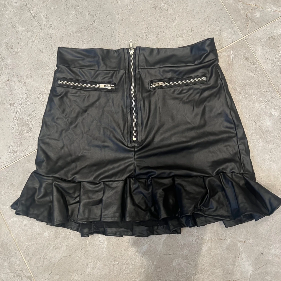 Svart kort kjol i skinnimitation