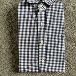 Ralph Lauren skjorta - Ralph Lauren skjorta||Storlek XS passar nog S också||Skick 9/10||Pris går självklart att diskuteras||Skriv vid minsta intresse||