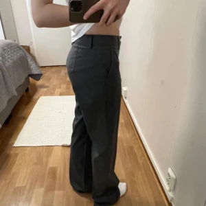Kostymbyxor x-tall! - Grå randiga kostymbyxor ifrån Madlady i storlek 36 x-tall! Midwaist🫶🏻 I nyskick, aldrig använda!🌸 hör gärna av dig vid frågor :)