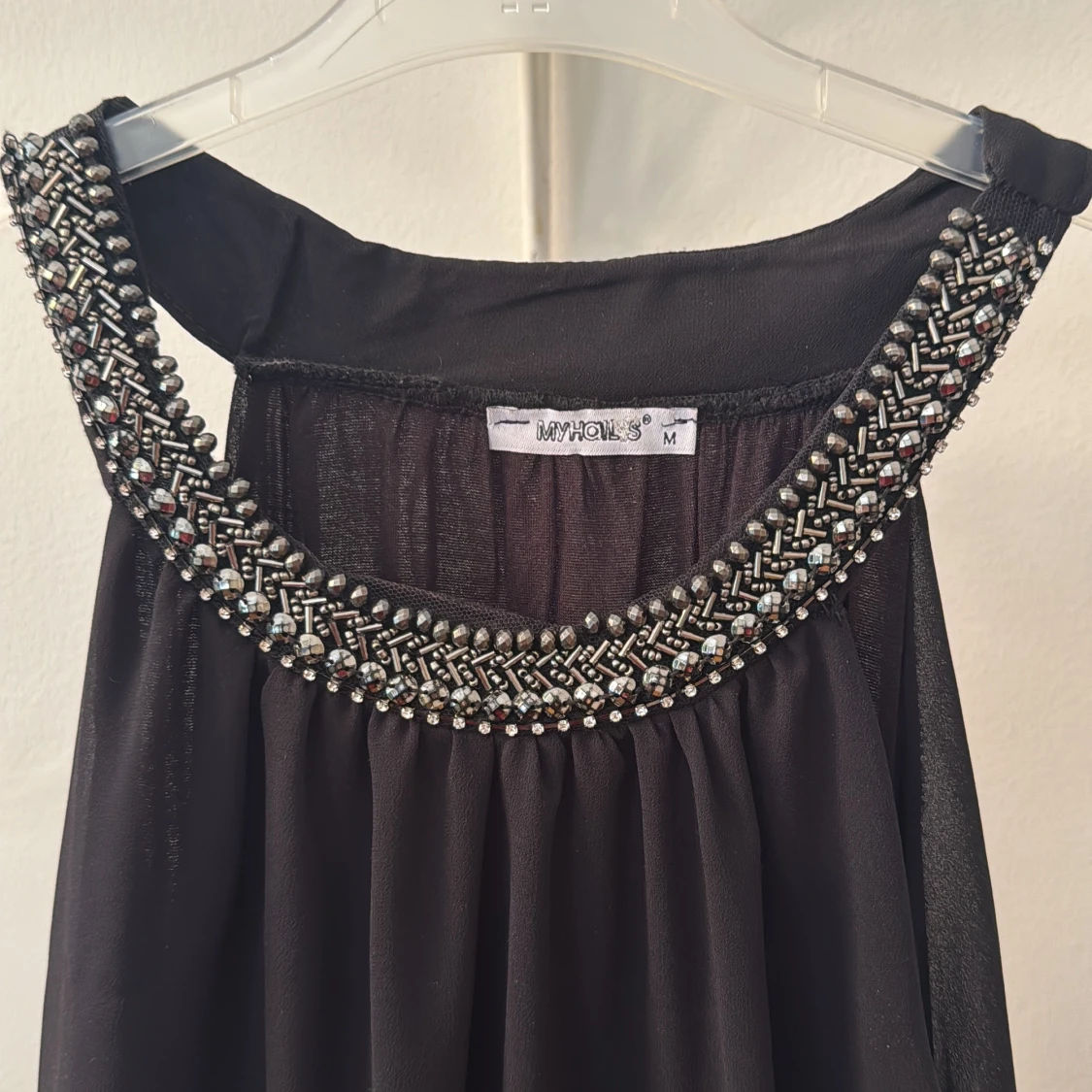 Svart ärmlös topp med pärldetaljer - 2