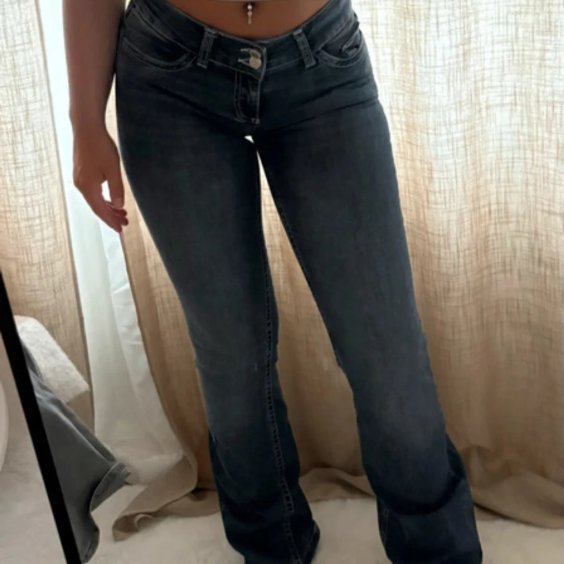 Mörkblå bootcut nelly jeans