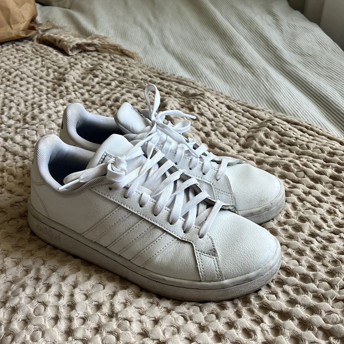 Vita adidas sneakers i skinn, strl 38