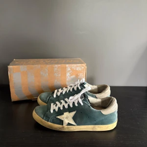 Golden goose  - Riktig snygga golden goose, tecken på användning o liten defekt på sulan men allmänt bra skick, storlek 41. Hel av dig vid minsta fundering. Box och gg passport medkommer .15
