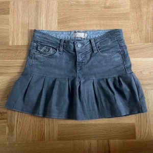 Grå jeanskjol med volang  - Supersnygg grå jeanskjol med volang nertill. Jag har själv sytt den från ett par jeans så den är inte helt perfekt💓💓