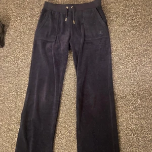 Mörkblå juicy byxor i velour - Byxorna är i storlek S, använda fåtal gånger och inget slitage någonstans. Jag är 170cm och de passar bra i längden. Skriv för mer info / bilder