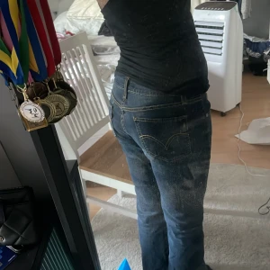 Vintage lowwaist bootcut Levis jeans - Vintage lowwaist bootcut Levis jeans🪽. Innerbenslängden: 77-78 cm. Midjemåttet: 39 cm. Hela längden: 99-100cm. Skicket är perfekt och de har inga defekter ❤️.