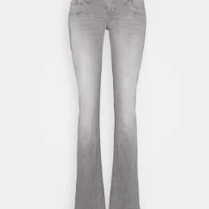 Helt nya gråa ltb jeans valerie - Snygga grå jeans med bootcut-modell och utsvängda ben. Jeansen har klassisk femficksdesign och är tillverkade i mjukt denimtyg. Perfekta för dig som gillar en retroinspirerad look med modern twist. Helt oanvända, säljer för att de e för korta. Storlek 25/30