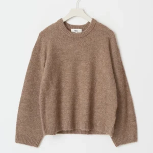 Beige stickad tröja från Mango - Supermjuk beige stickad tröja från Gina tricot med rund halsringning och ribbade muddar. Tröjan har en loose passform och långa ärmar, perfekt för lager-på-lager under kyliga dagar.