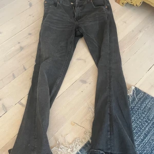 Zara jeans - Säljer dom här svarta jeansen från Zara då dom inte används💕