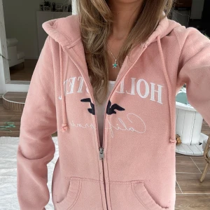 Hollister zip - En zip från Hollister i storlek XS. Tröjan är i väldigt fint skick. Jag skickar alltid inom 24h! Se min profil för liknande zip. E22