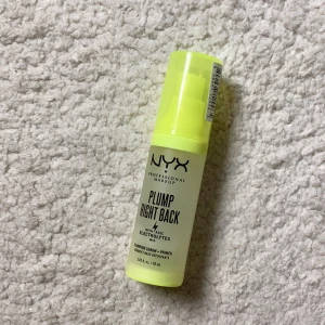 NYX Plump Right Back Primer - NYX Plump Right Back Primer är en ansiktsprimer med plumpande effekt och elektrolyter. Aldrig använd, i nytt skick.