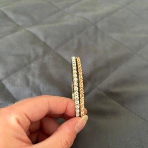 Armband  - Två armband som är i ett mycket bra skick
