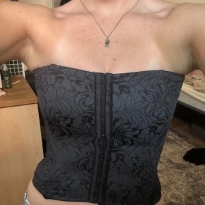 Svart korsett från Maidenform - Svart maidenform korsett, jättebra skick. Storleken är S. (knappen i mitten går att stänga såg inte att jag missat den på bilden bara). Hör av din vid funderingar💘