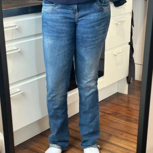 Blå lågmidjade bootcut jeans från LTB - Snygga blå bootcut jeans från LTB i modellen Valerie. Jeansen har bootcut-ben, klassisk och en lätt tvättad look med slitningar. Jeansen har också bra stretch! Jag är 173 för referens!