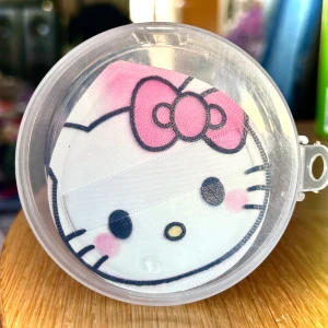 Beautyblender med Hello Kitty-motiv! - Supersöt beautyblender med Hello Kitty-motiv. Kommer i en genomskinlig plastask som gör den enkel att ta med. Perfekt för att applicera foundation eller puder och ger en jämn finish. Mjuk och smidig yta med elastiskt band på baksidan. Oanvänd. 