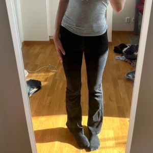 Svarta bootcut jeans  - Säljer ett par svarta jeans med bootcut-modell för att de inte kommer till användning längre. Superfina! 