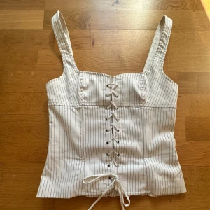 Vit randig korsett med snörning - Såå snygg korsett topp från zara😍                slutsåld i butik! Toppen är endast provad men aldrig använd.                                                                Först till kvarn❣️❣️