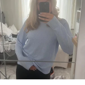 Ljusblå stickad tröja med rund hals - Supermysig ljusblå stickad tröja med rund halsringning och en helt okej avslappnad passform. Är perfekt för matcha till olika outfits, dessutom är den i ett fint skick. Vid frågor, så skriv till mig!💕💕(Första bilden lånad!)