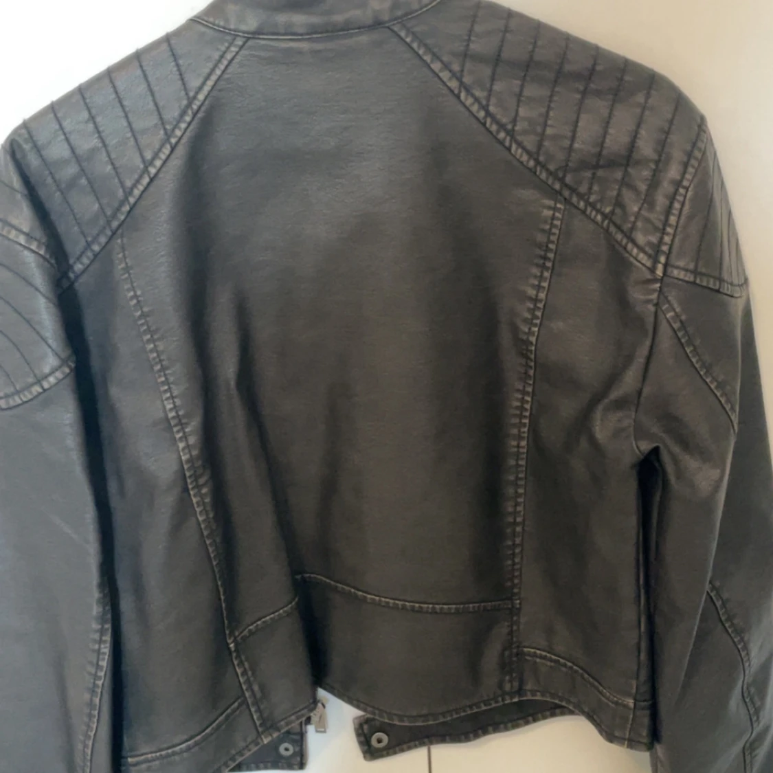 Svart skinnjacka från Gina Tricot - 4