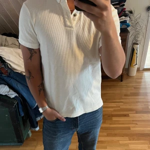 Stickad piké - Pikétröja i storlek M slimfit