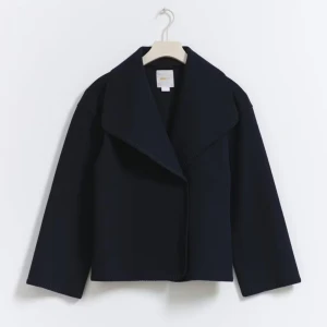 Mörkblå kappa med bred krage - Snygg mörkblå rock från gina tricot i ullmix med bred, markerad krage och rak passform. Perfekt inför sena sommarkvällar eller nu inför hösten. Tryck på KÖP NU så postar jag så snabbt som möjligt!!🥰