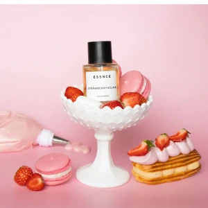 parfym  - Säljer denna från essnce i doften ”STRAWBERRY ECLAIR”, helt ny och har bara test-doftat!☺️🍓
