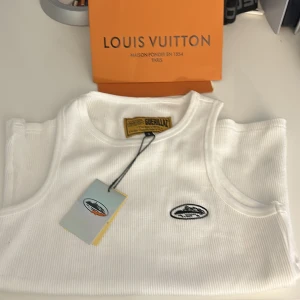 Top från cortiez  - Säljer en fräsch vit ribbad linnetopp från cortez som går helt ny - ingen fläck inget typ av skada - oanvänd .